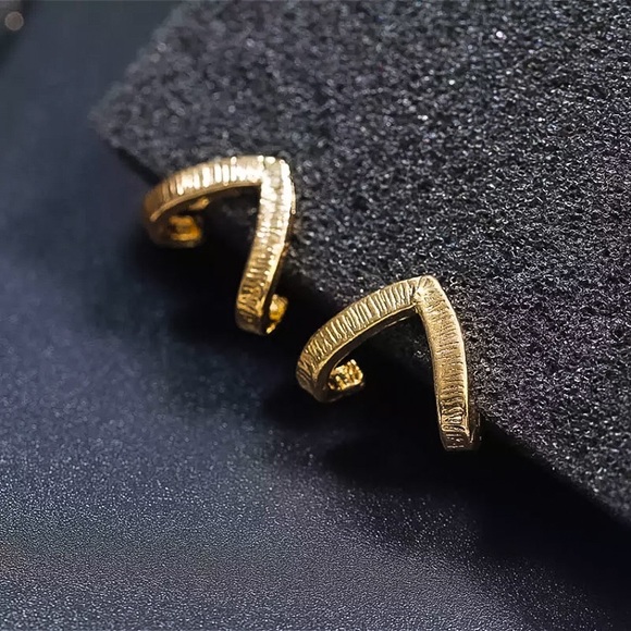 🔵𝟲𝟱%𝗢𝗙𝗙 𝗯𝘂𝗻𝗱𝗹𝗲𝘀 𝟯+🔵 NEW Gold Triangle Wrap Studs - Picture 5 of 10